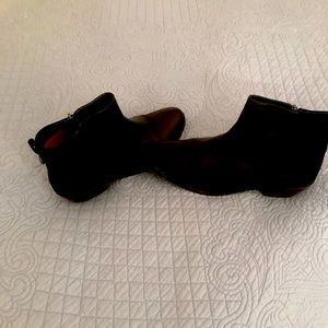 Leather and suede. Zipper.